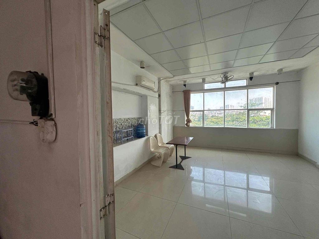 Get men and women to rent rooms in Nguyễn Thị Thập. He's in the 7th district.