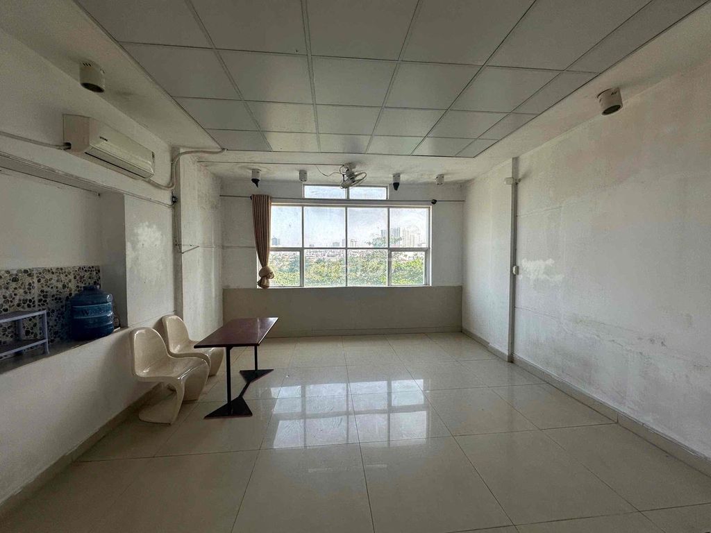 Get men and women to rent rooms in Nguyễn Thị Thập. He's in the 7th district.