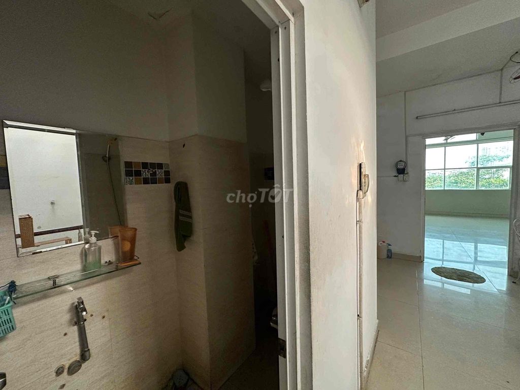 Get men and women to rent rooms in Nguyễn Thị Thập. He's in the 7th district.