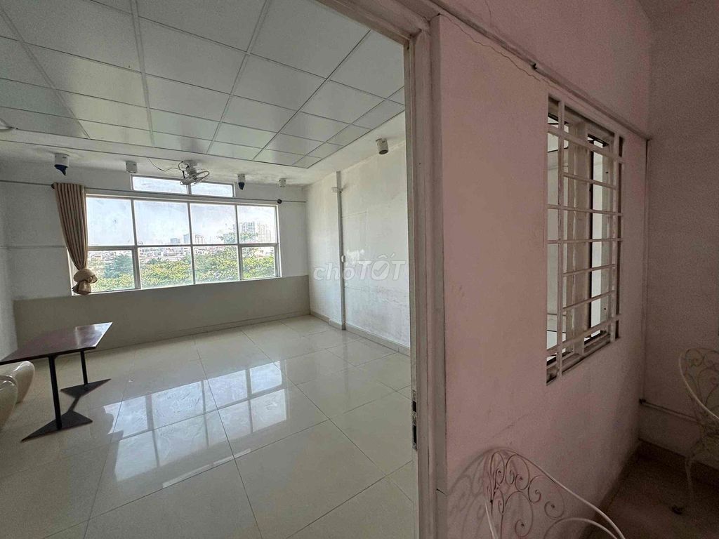 Get men and women to rent rooms in Nguyễn Thị Thập. He's in the 7th district.