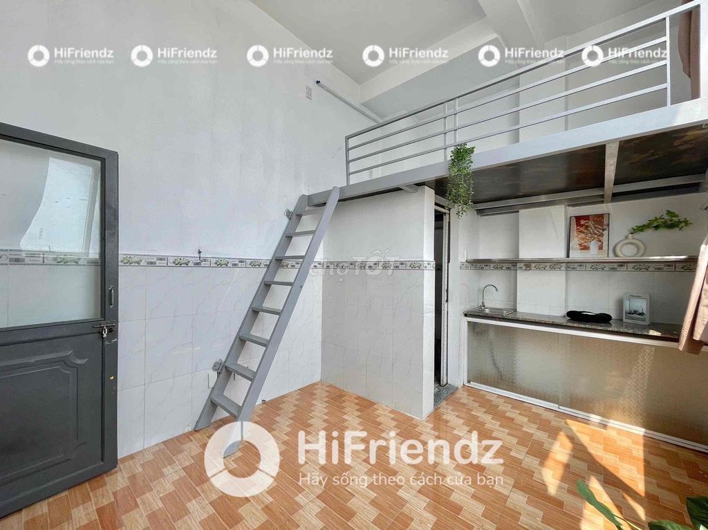 Rent a window with a full interior near a four-way shower.