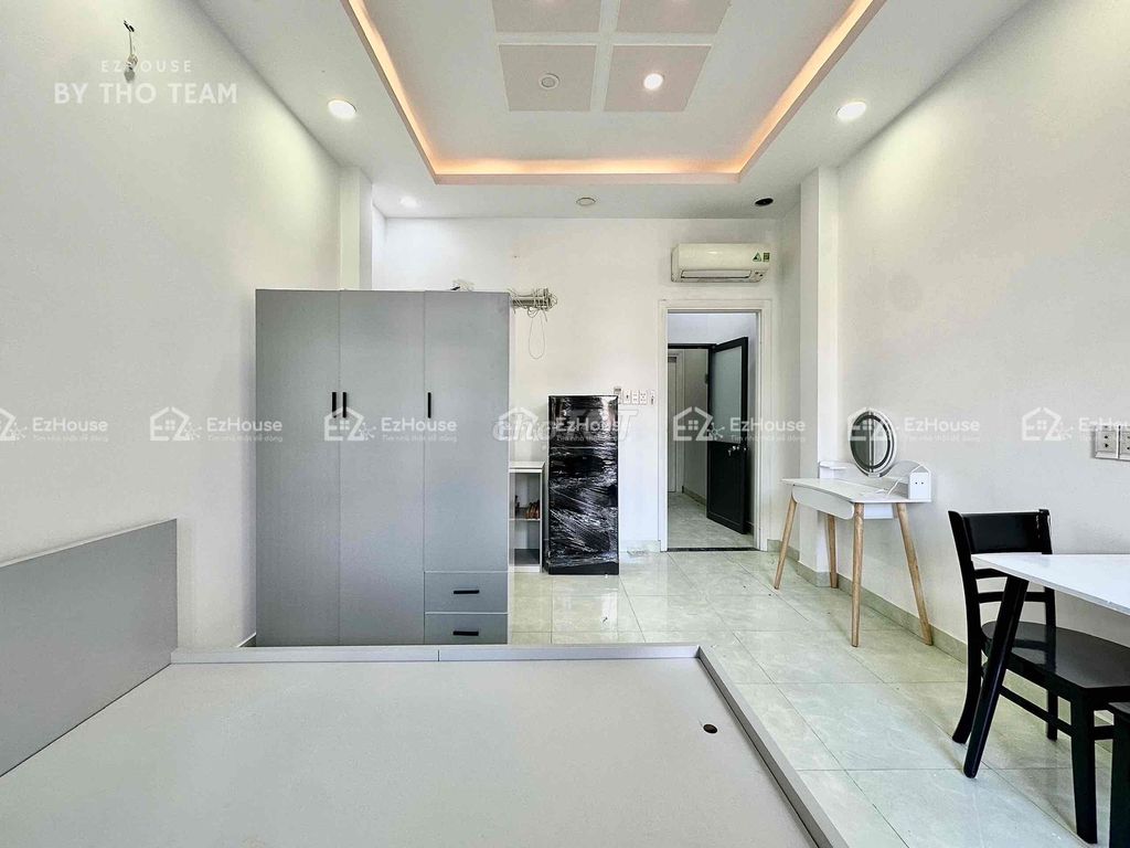 The balcony studio is wide open, full of furniture right here in K300 Tân Bình.