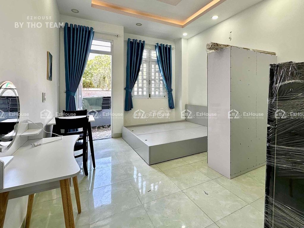 The balcony studio is wide open, full of furniture right here in K300 Tân Bình.