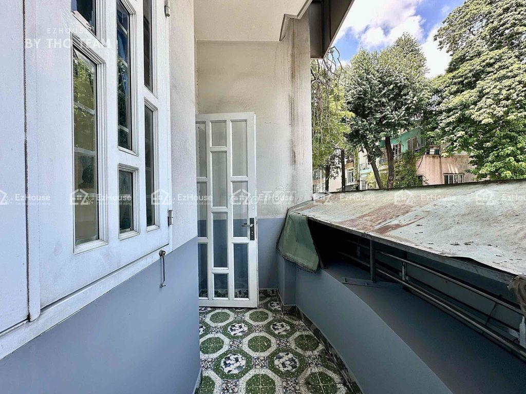 The balcony studio is wide open, full of furniture right here in K300 Tân Bình.