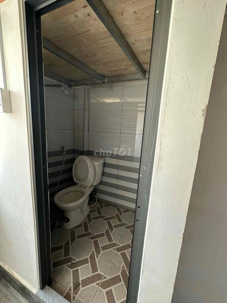 A low-priced hotel room with a short, pet tram.