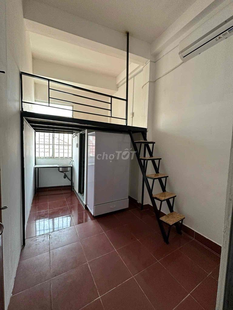 A low-priced hotel room with a short, pet tram.