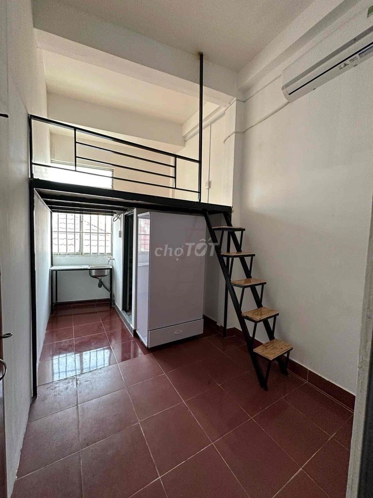 A low-priced hotel room with a short, pet tram.