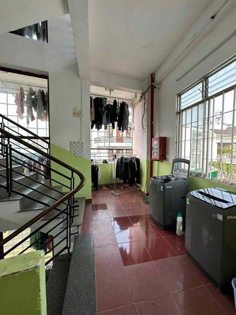 A low-priced hotel room with a short, pet tram.