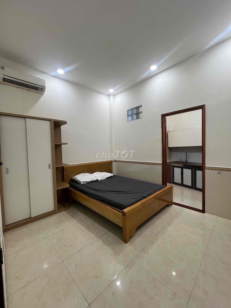 Room 1 .4 million. - Close to me. - Business University.