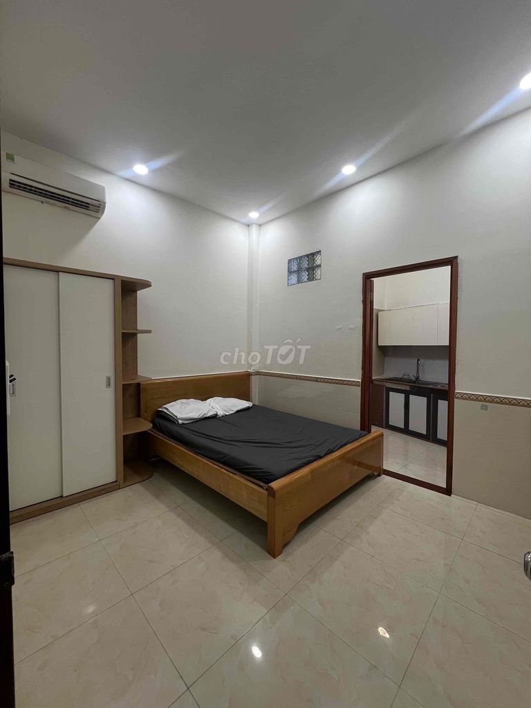 Room 1 .4 million. - Close to me. - Business University.
