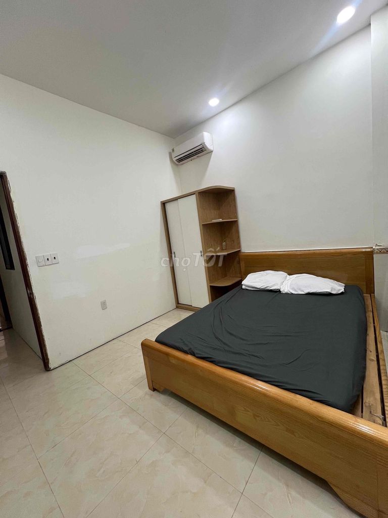 Room 1 .4 million. - Close to me. - Business University.