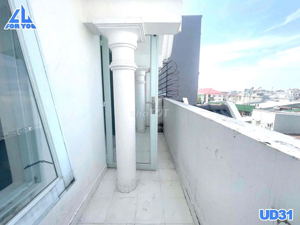 Clear the balcony room wide Hà Huy Giáp.