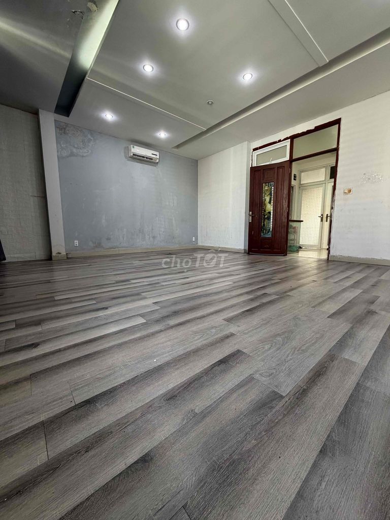 The owner needs to rent a room near the University of Parley.