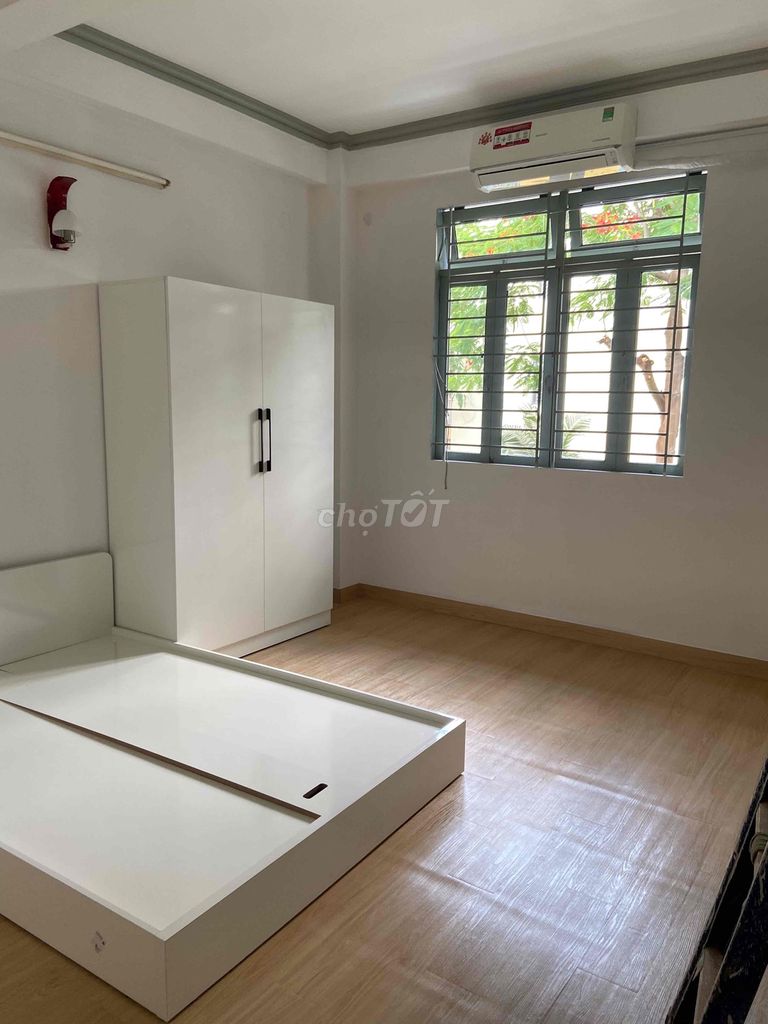 It's the owner of the Bình Thạnh room - full interior - balcony