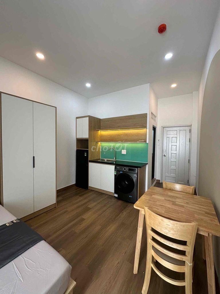 Nguyễn Thị Minh Khai District 1 cheap 1 full balcony security furniture