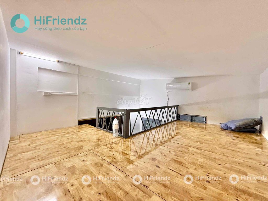 The new guard room is full of cheap furniture right here at Hồ Văn Huê.