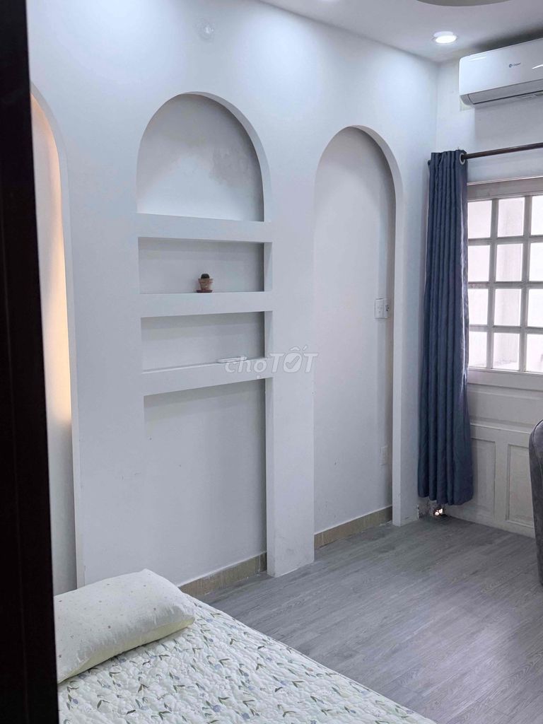 We need to rent the second floor right on the front of the Phú Nhuận.