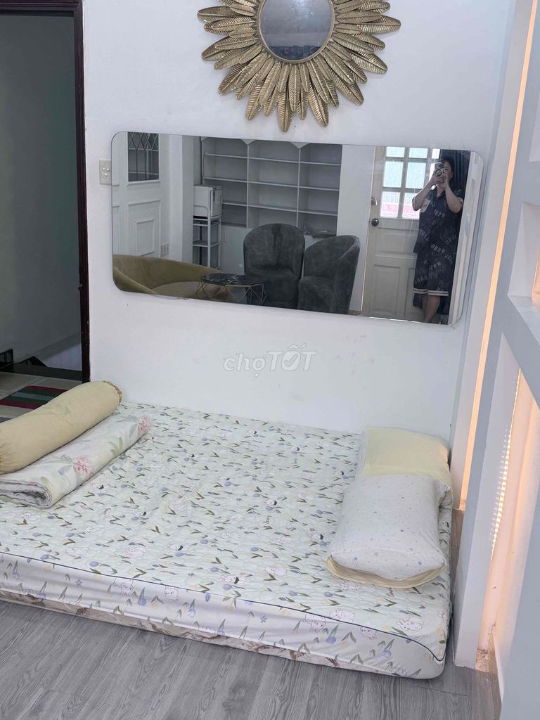 We need to rent the second floor right on the front of the Phú Nhuận.