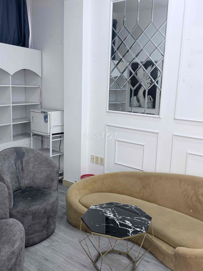 We need to rent the second floor right on the front of the Phú Nhuận.