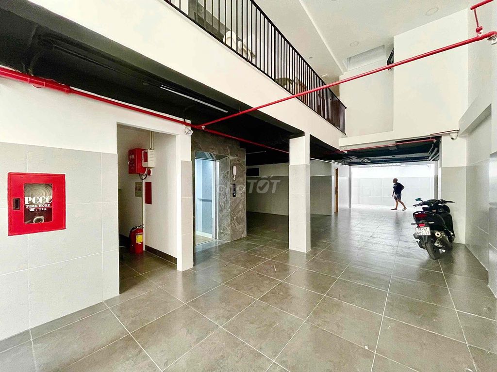 The studio is full of furniture - new house with elevators - 7th quarter.