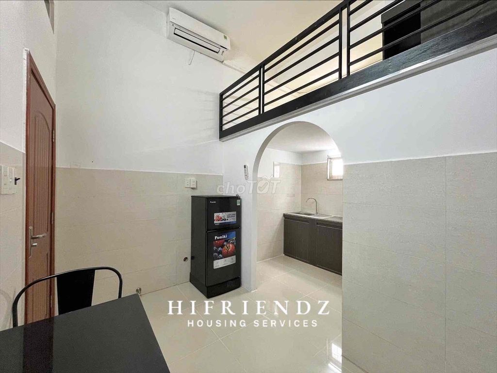 The 7th District Inn has guards near Lotte, University of Sunfang, udum.