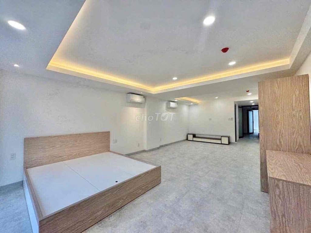 Free of T9-Calms's balcony studios full of furniture squarely square.