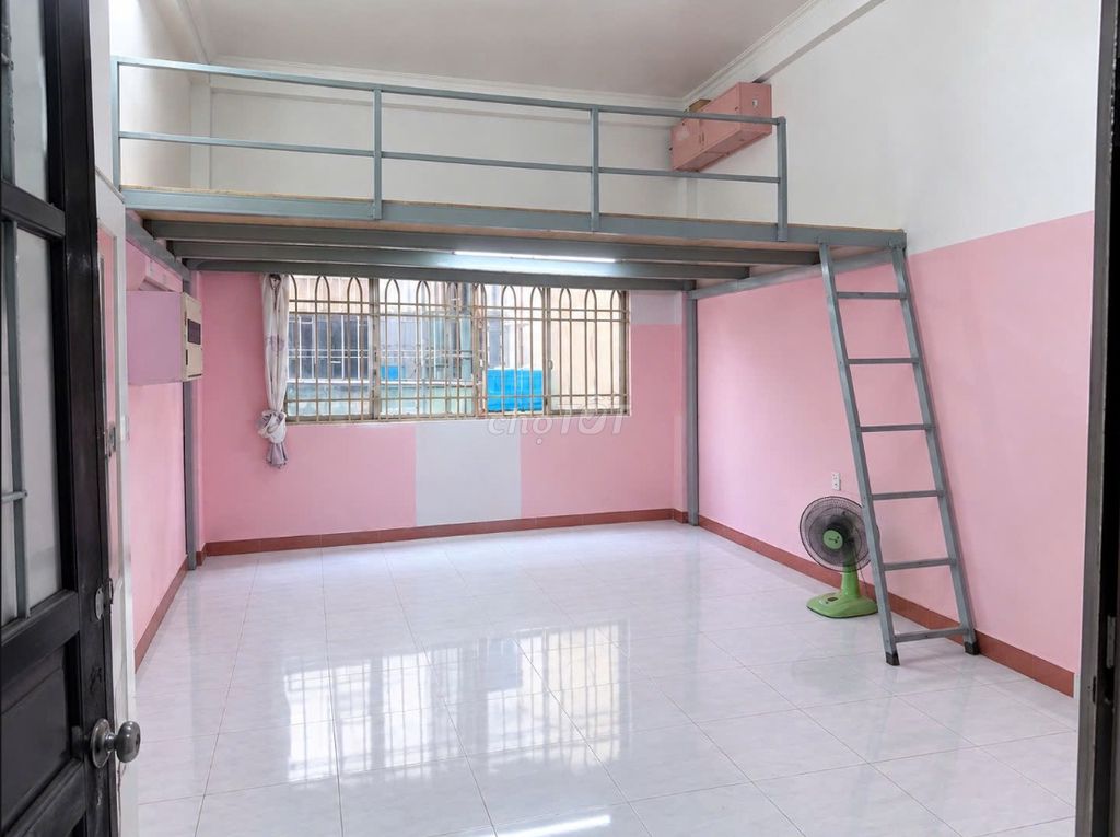 Find a friend in the compound-- close to Haah, Phạm Ngũ Lão.