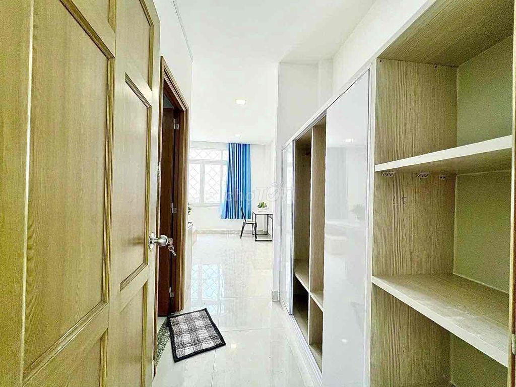 Studio window clear interior right next to Xóm Chiếu