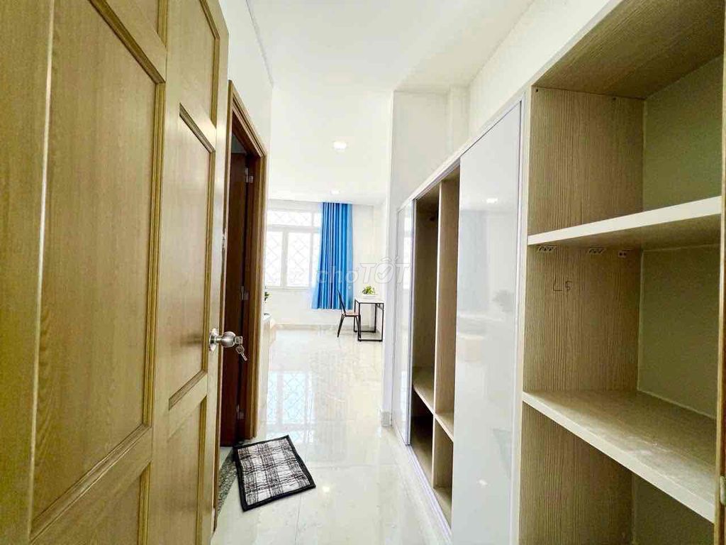 Studio window clear interior right next to Xóm Chiếu