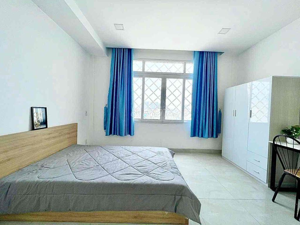 Studio window clear interior right next to Xóm Chiếu