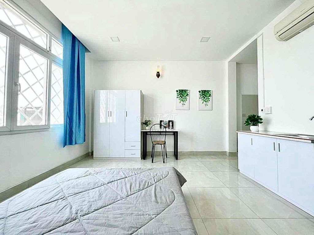 Studio window clear interior right next to Xóm Chiếu