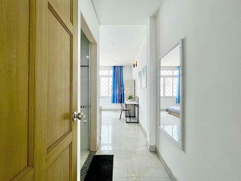 Studio window clear interior right next to Xóm Chiếu