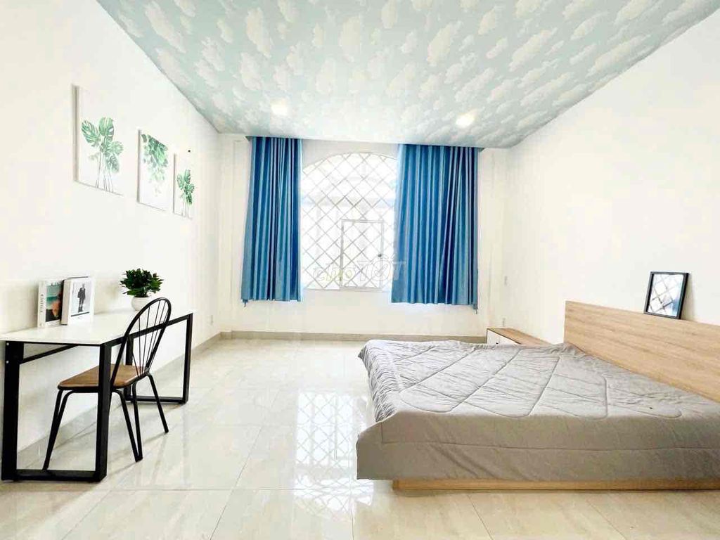 Studio window clear interior right next to Xóm Chiếu