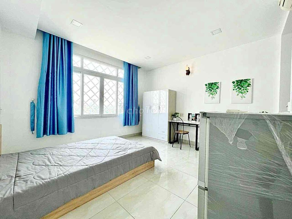 Studio window clear interior right next to Xóm Chiếu