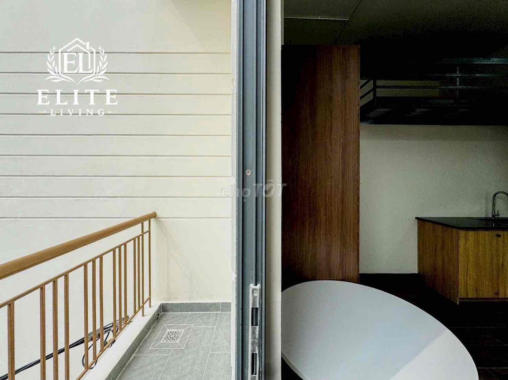 The interior room is located near the University of Liang.