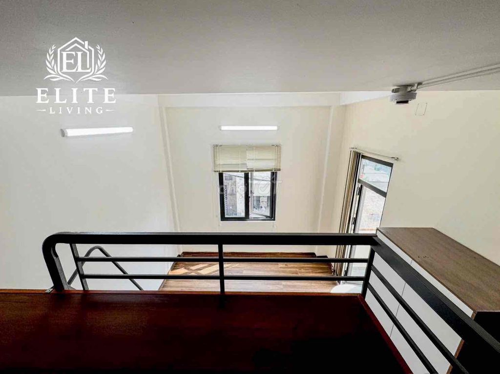 The interior room is located near the University of Liang.