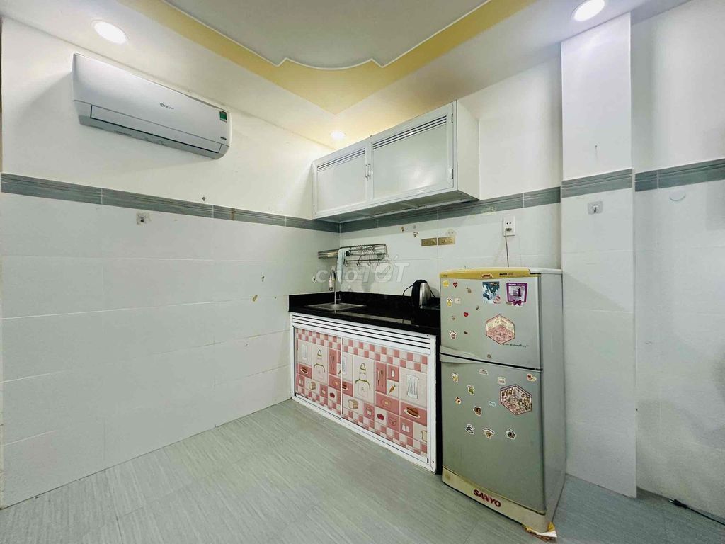 Rent an interior room near industrial college.