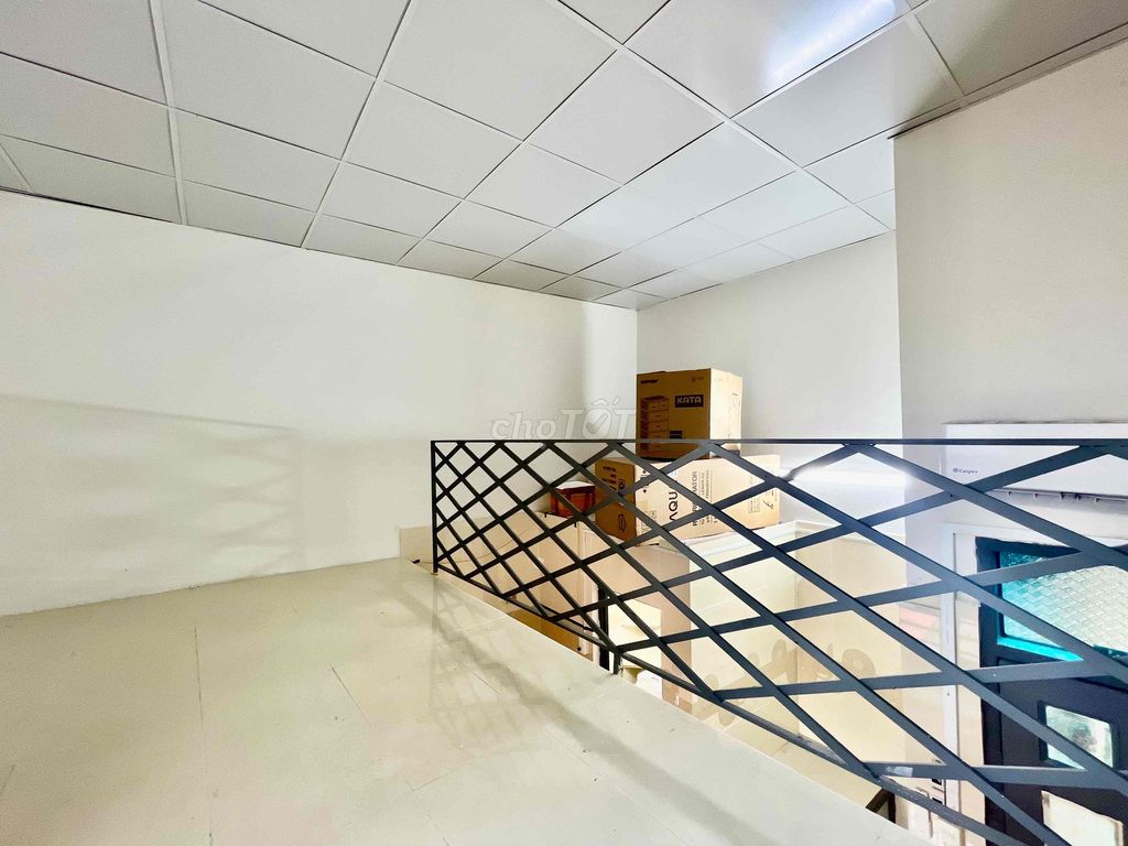 upper window room at the height of the bar