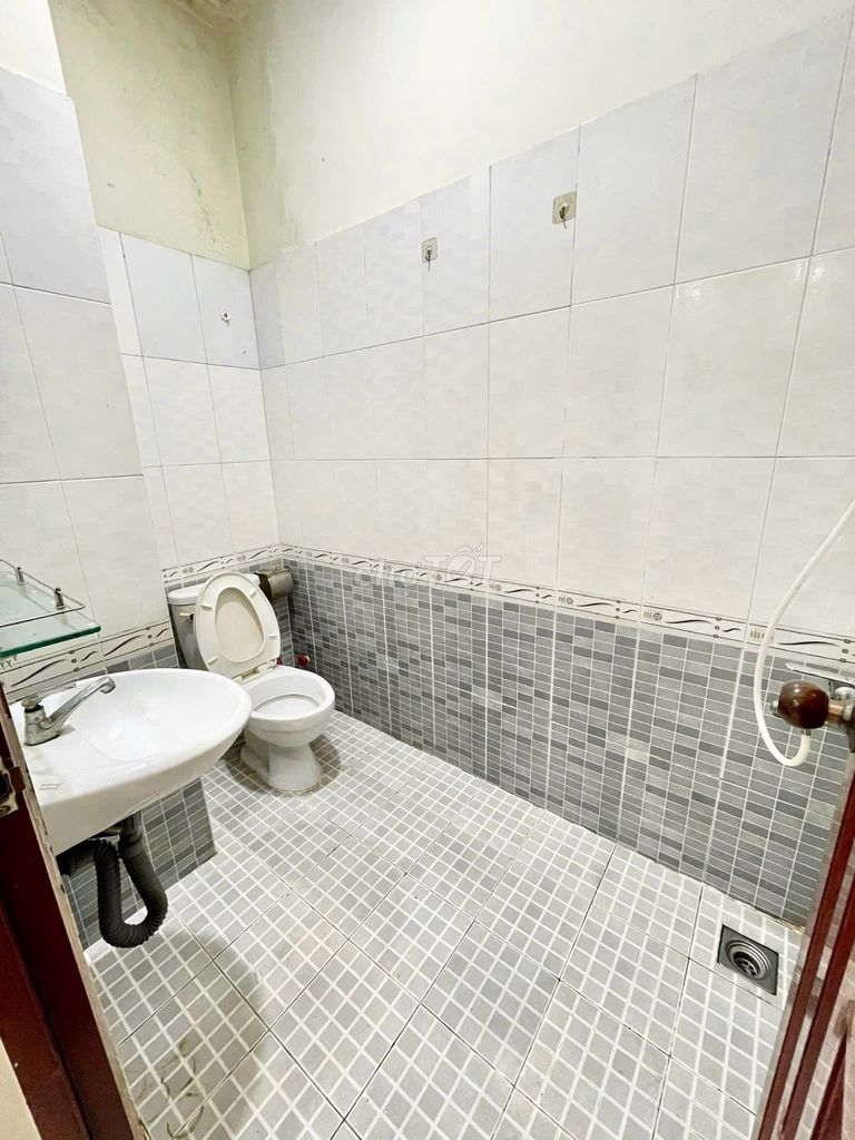 in a motel - near aeon new talent - university trade room tp.hm