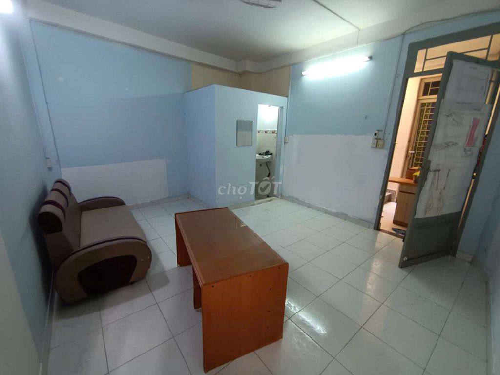 Room 20 meters, District 3.
