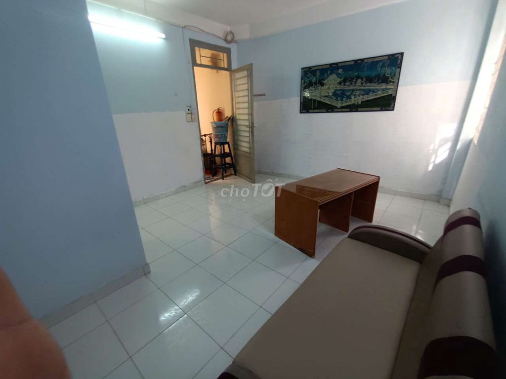 Room 20 meters, District 3.