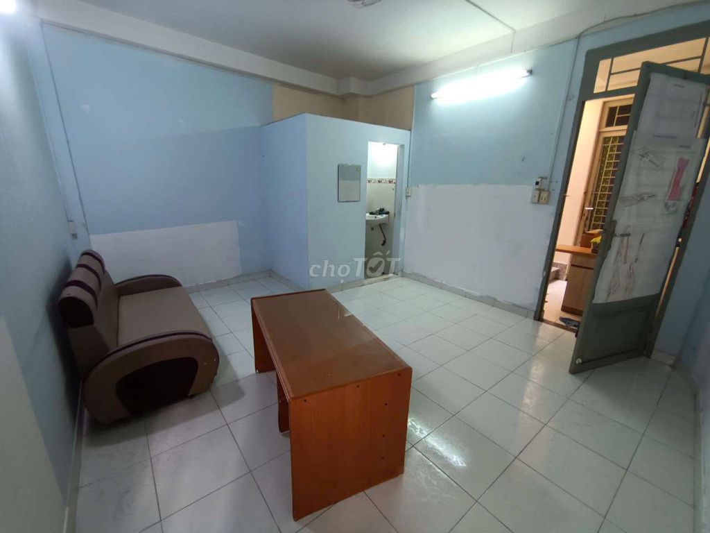 Room 20 meters, District 3.