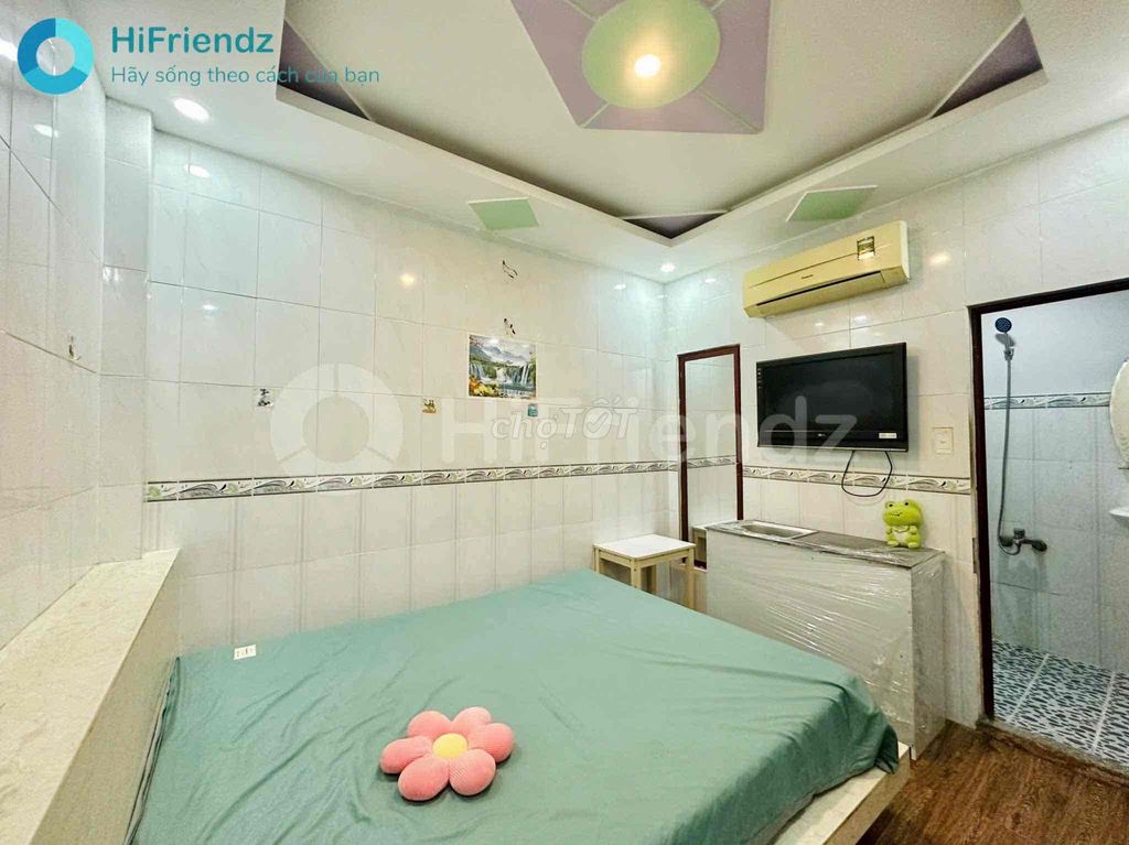 Rent the full comfort room - right near the market.