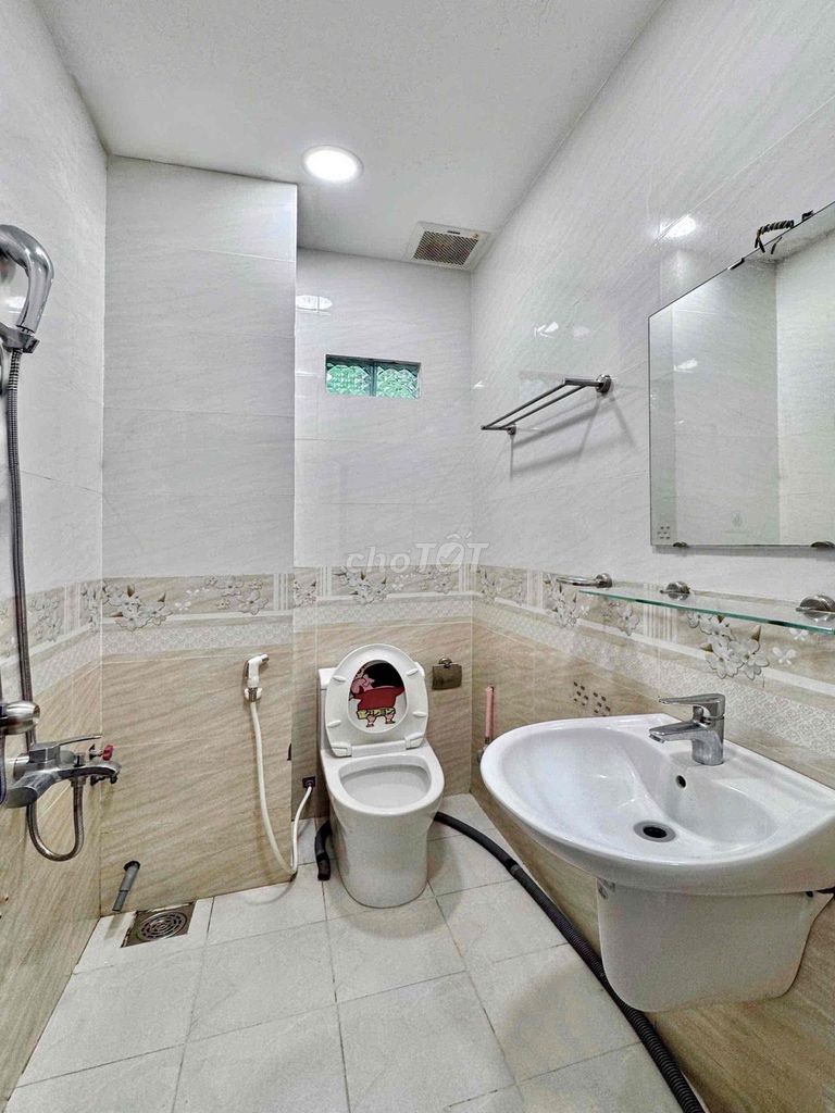 The service apartment is in front of Trần Quang Diệu District 3.