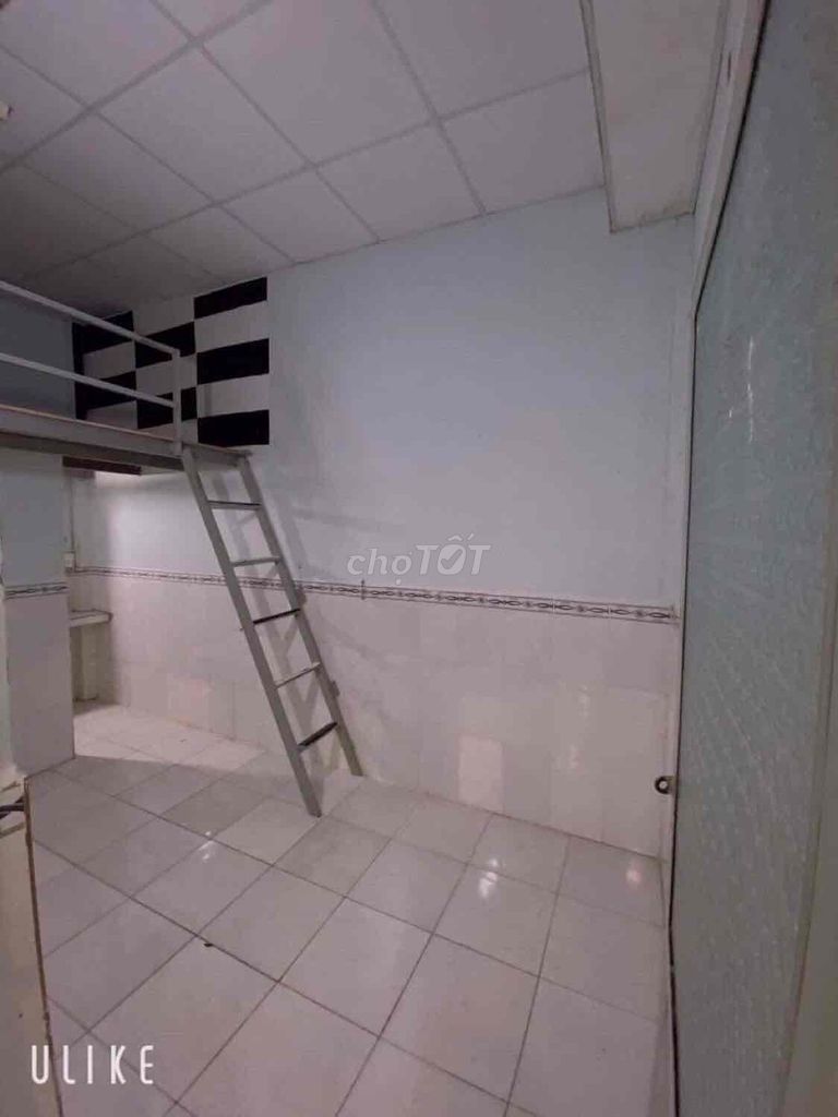 The rental room near the center is not a low-priced stock.