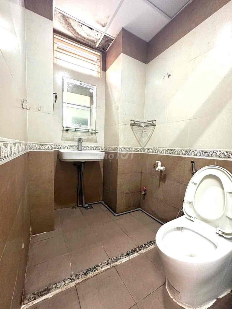 low-priced motel--full interior--near etown Republic--Golden market.