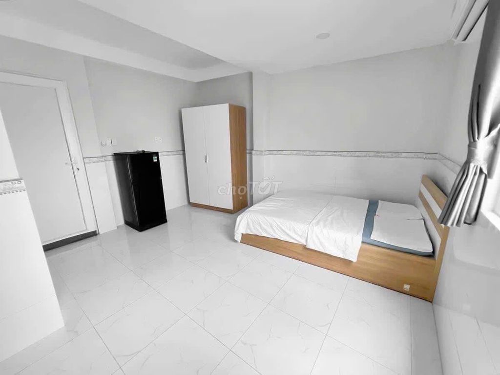 The Nguyễn Phúc Chu master room is full of territory.