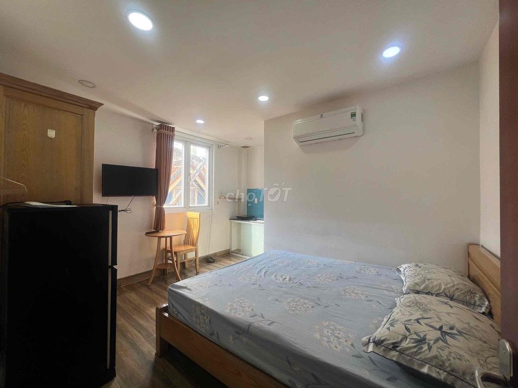 Rent the sky window studio full interior right in the heart of District 3