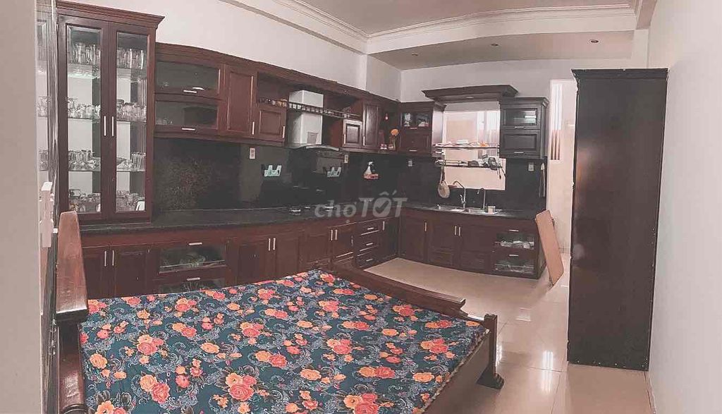 The interior room -- there's a cheap air conditioning.