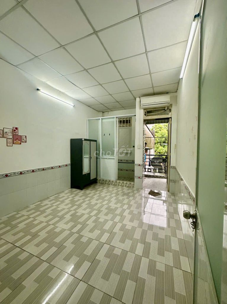 The main room is next to the United States Bank, the Middle China.